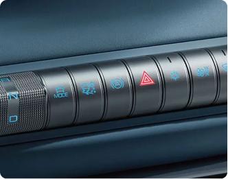 Detalhe dos comandos centrais do BYD Dolphin Mini