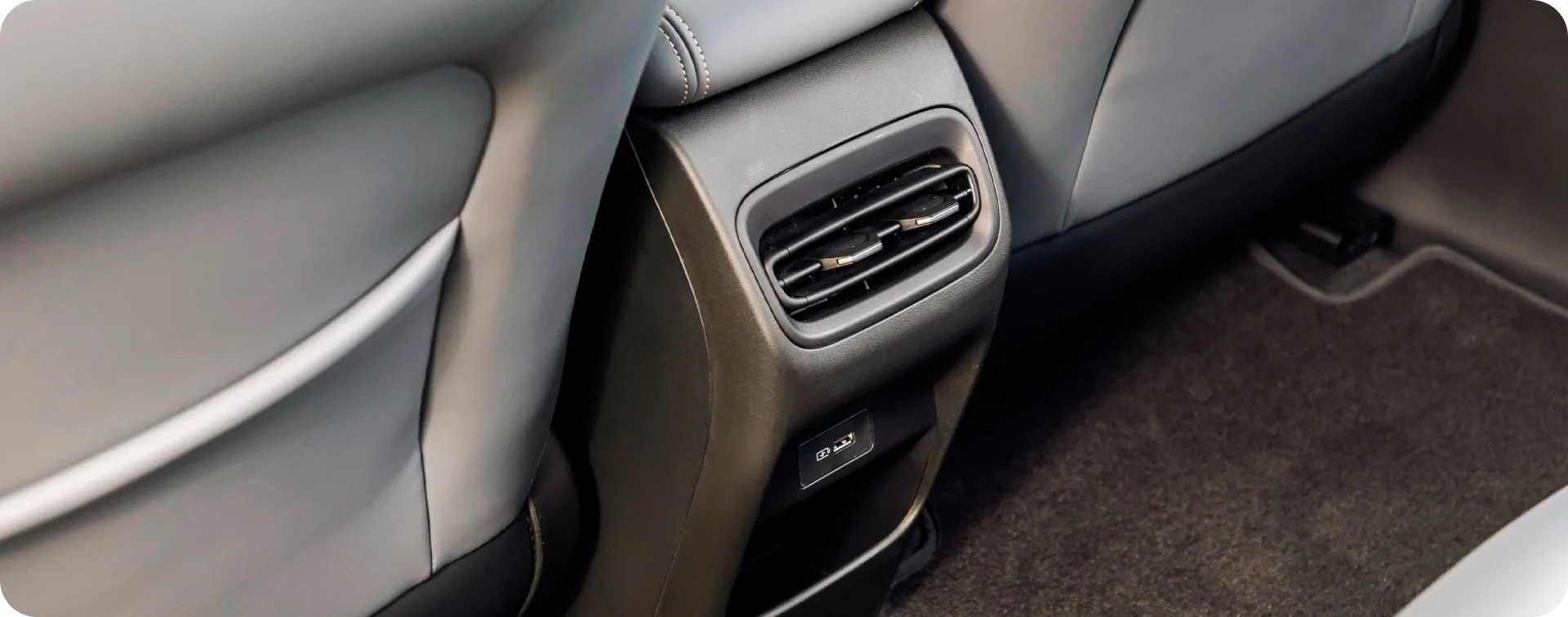 Saída de ar para os bancos traseiros do Geely EX2